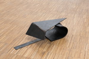 Thea Moeller, Ginster#2, 2021, steel, rubber, 25 x 35 x 60 cm, courtesy of the artist and Wonnerth Dejaco, Vienna