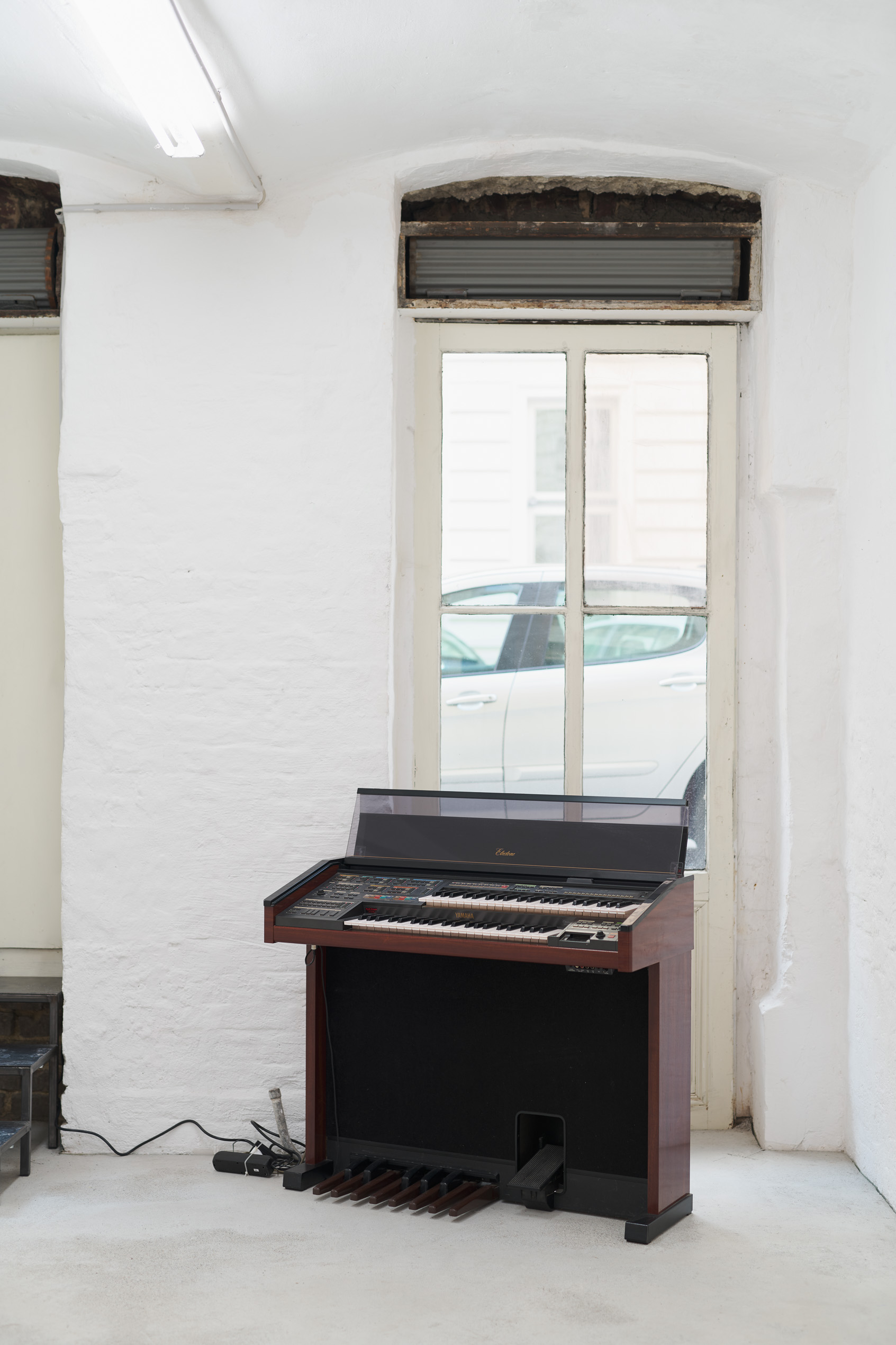 Gallery Organ / Gallery Bench, 2019, Yamaha Electone MR-700, Klinger Organ MIDI Reader, Standard MIDI File, cables and zip ties, 98,5x108x44cm; bench, 56x60x30cm Gallery Organ / Gallery Bench, 2019, Yamaha Electone MR-700, Klinger Organ MIDI Reader, Standard MIDI File, cables and zip ties, 98,5x108x44cm; bench, 56x60x30cm