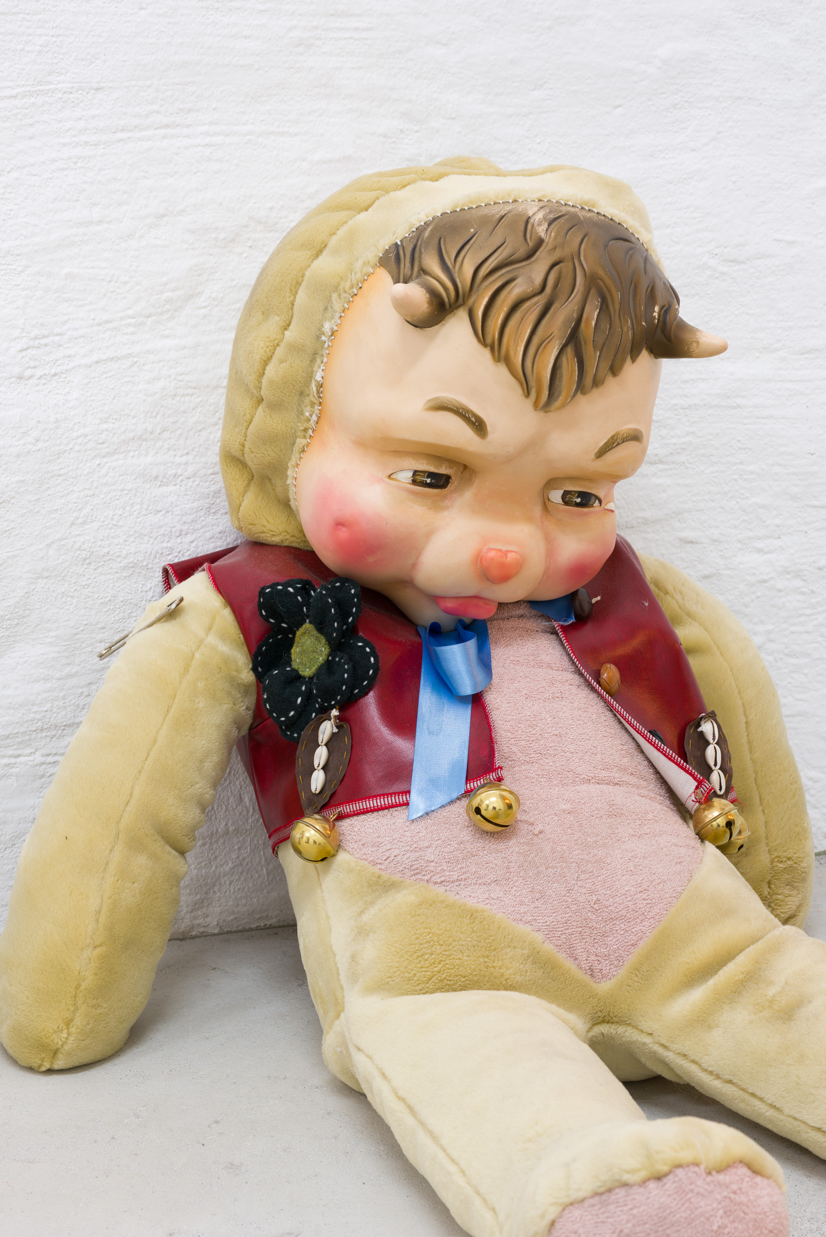 Oscar Enberg, imperial bric-a-brac (Rushton mimic and Anri mimic), 2018, Acrylic and enamel on cast epoxy resin, assorted fabrics, sheep wool and horsehair filling, vinyl, felt and cowry shell waistcoat, ribbon, safety pin, painted and stained carved linden, brass, steel Oscar Enberg, imperial bric-a-brac (Rushton mimic and Anri mimic), 2018, Acrylic and enamel on cast epoxy resin, assorted fabrics, sheep wool and horsehair filling, vinyl, felt and cowry shell waistcoat, ribbon, safety pin, painted and stained carved linden, brass, steel