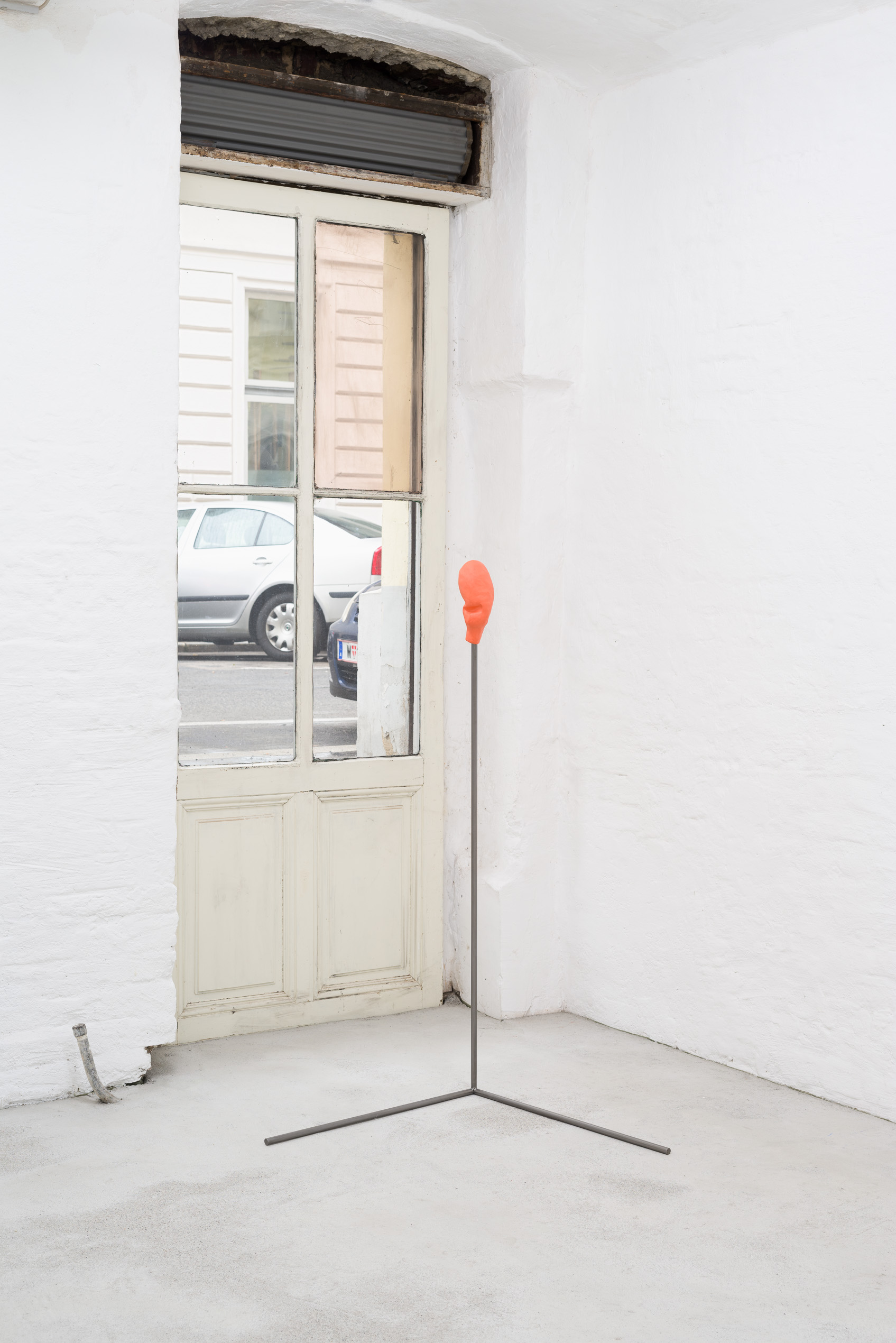 Barbara Kapusta, Player, 2018, Porcelain, mandarin pigment, polished waxed steel Barbara Kapusta, Player, 2018, Porcelain, mandarin pigment, polished waxed steel