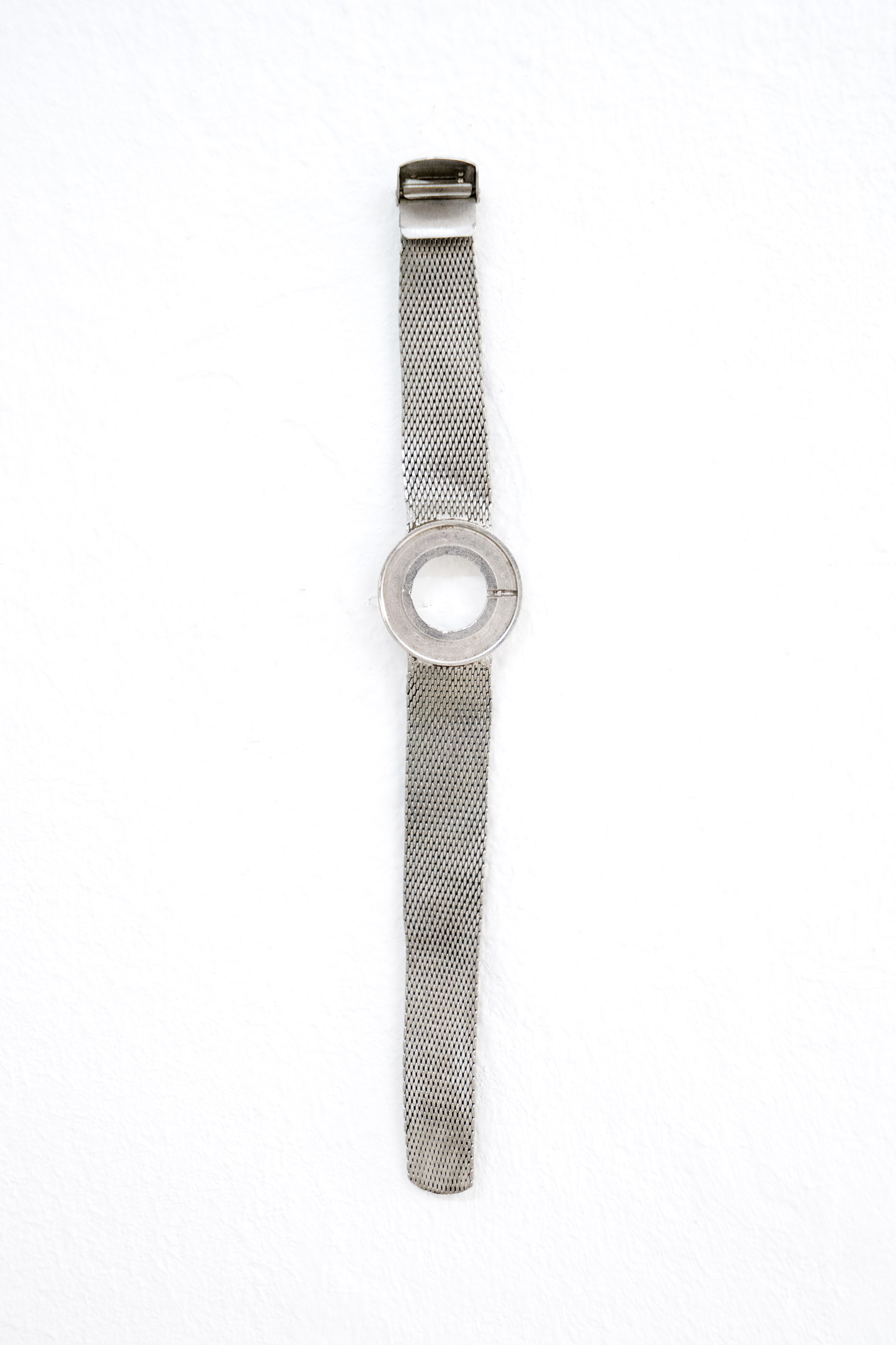 Lucia Elena Průša, Adore Your Cycle, 2018, aluminium, 3,5 x 21,5 x 0,5 cm Lucia Elena Průša, Adore Your Cycle, 2018, aluminium, 3,5 x 21,5 x 0,5 cm