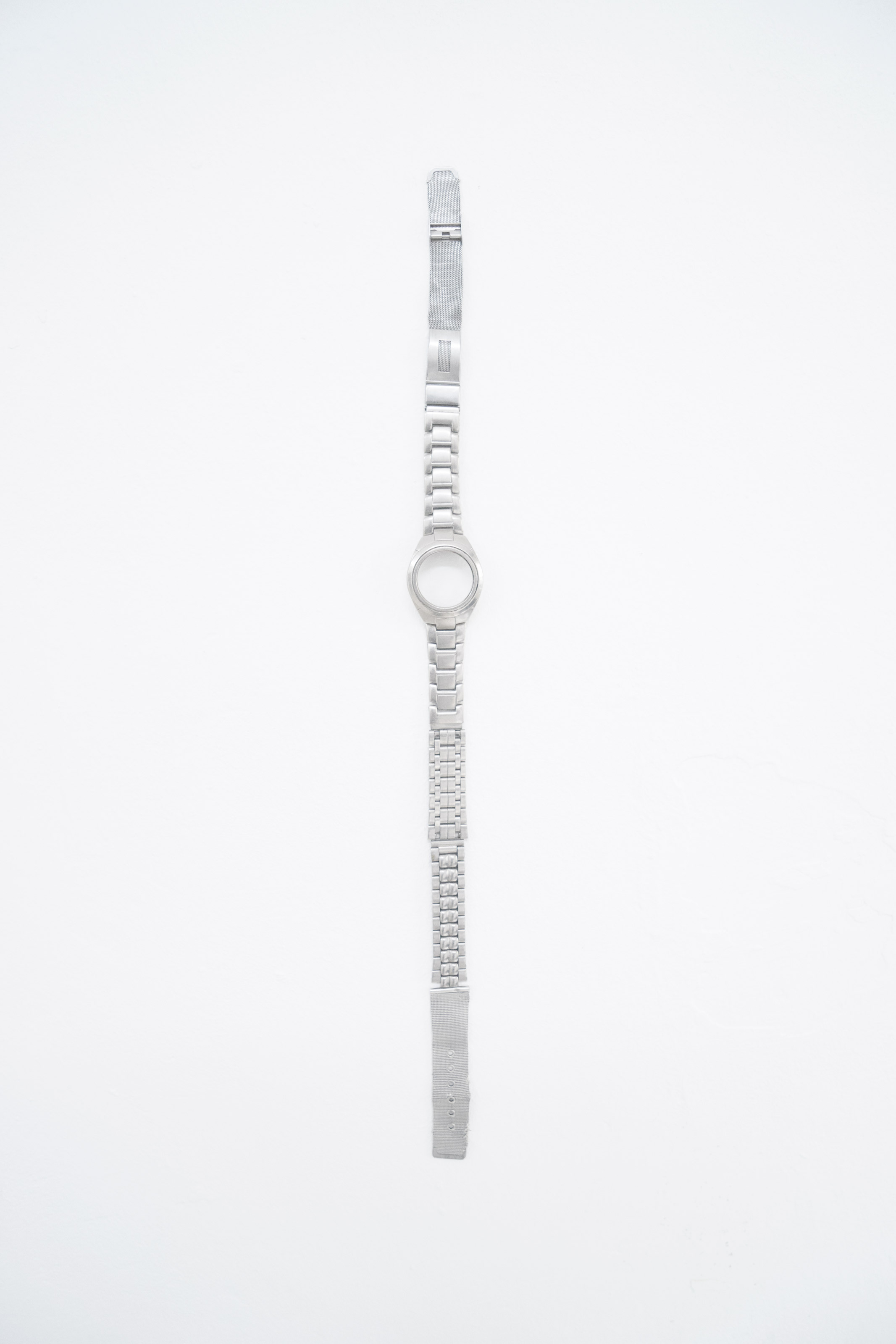 Lucia Elena Průša, Body Party, 2018, metals, 4 x 54 x 1 cm Lucia Elena Průša, Body Party, 2018, metals, 4 x 54 x 1 cm
