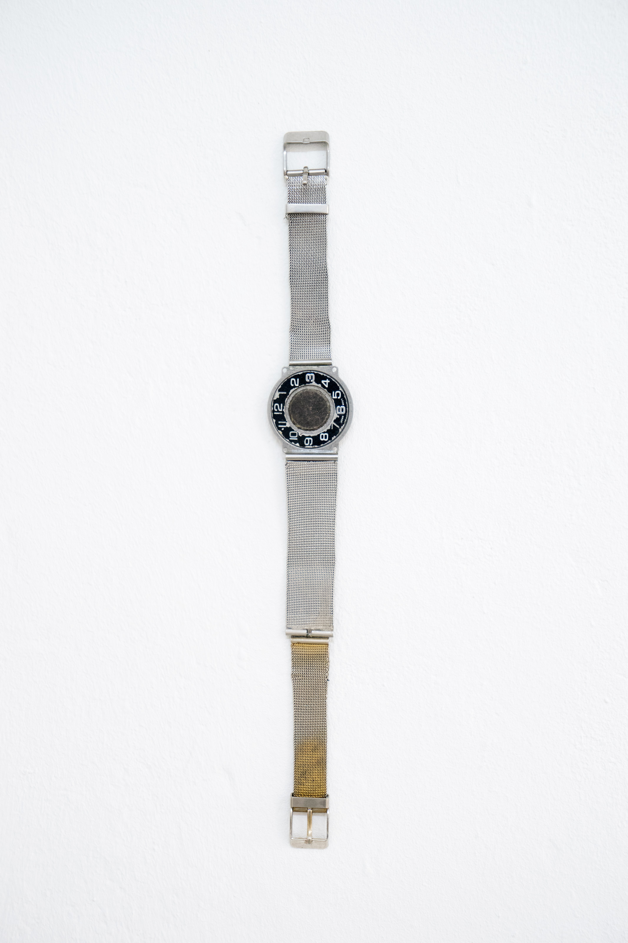 Lucia Elena Průša, Reality Check, 2018, metals, 4 x 29 x 0,5 cm Lucia Elena Průša, Reality Check, 2018, metals, 4 x 29 x 0,5 cm