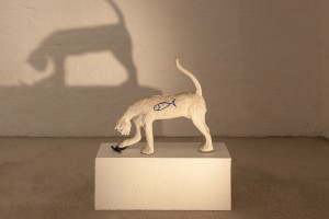 Agnès Racine, Le chat, 1984, plaster, painted terra cotta, 50 x 46 x 15 cm